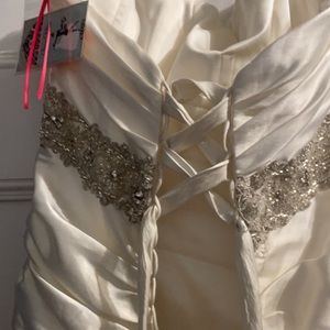 Brand new size 12 wedding dress.